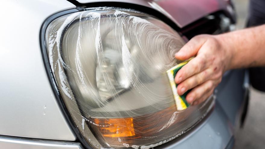El truco que se ha hecho viral para limpiar los faros de tu coche con tan solo dos productos