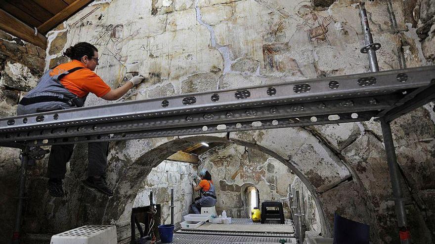 Yolanda Gómez y Mar Medina, ayer, en los trabajos de restauración del templo.