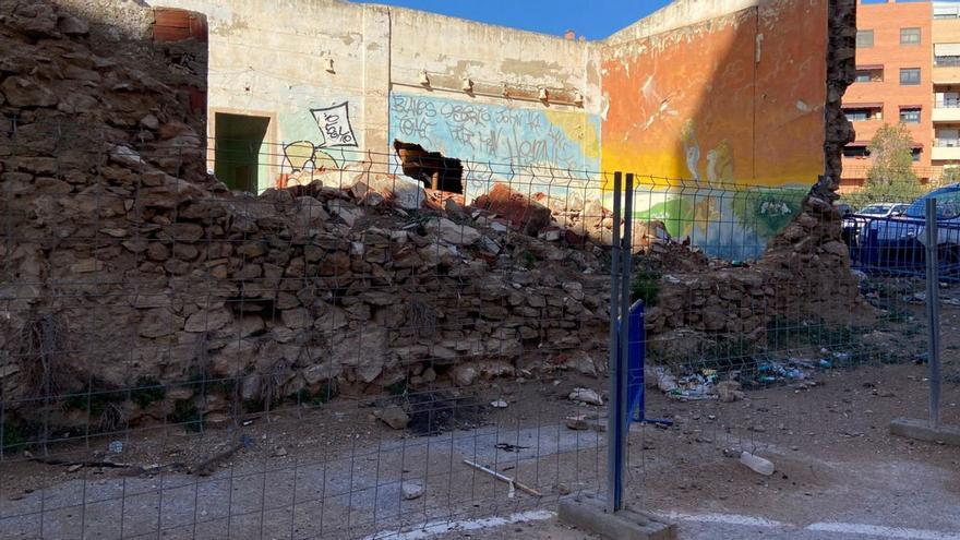 Edificios okupados y tierra de solares que invade la calzada en Altozano