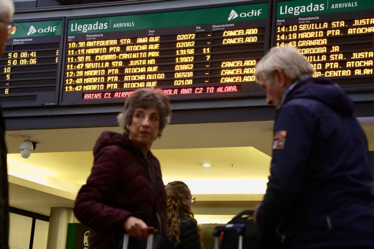Panel informativo en la estación María Zambrano con los trenes cancelados por la tragedia ferroviaria de Adamuz.