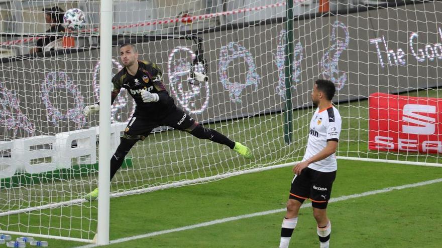 Jaume intenta despejar la pelota desde dentro de la portería en la acción del 0-1.