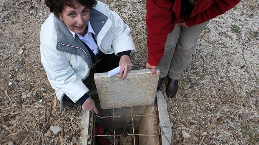 Cortijo de Maza. Ana María Neumann muestra el estado de una arqueta de Sevillana.