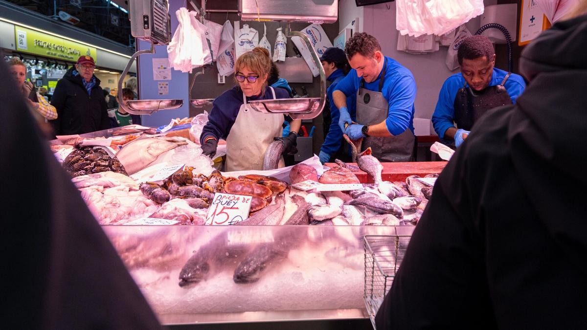En imágenes | Llenazo en el Mercado Central para las últimas compras antes de Navidad