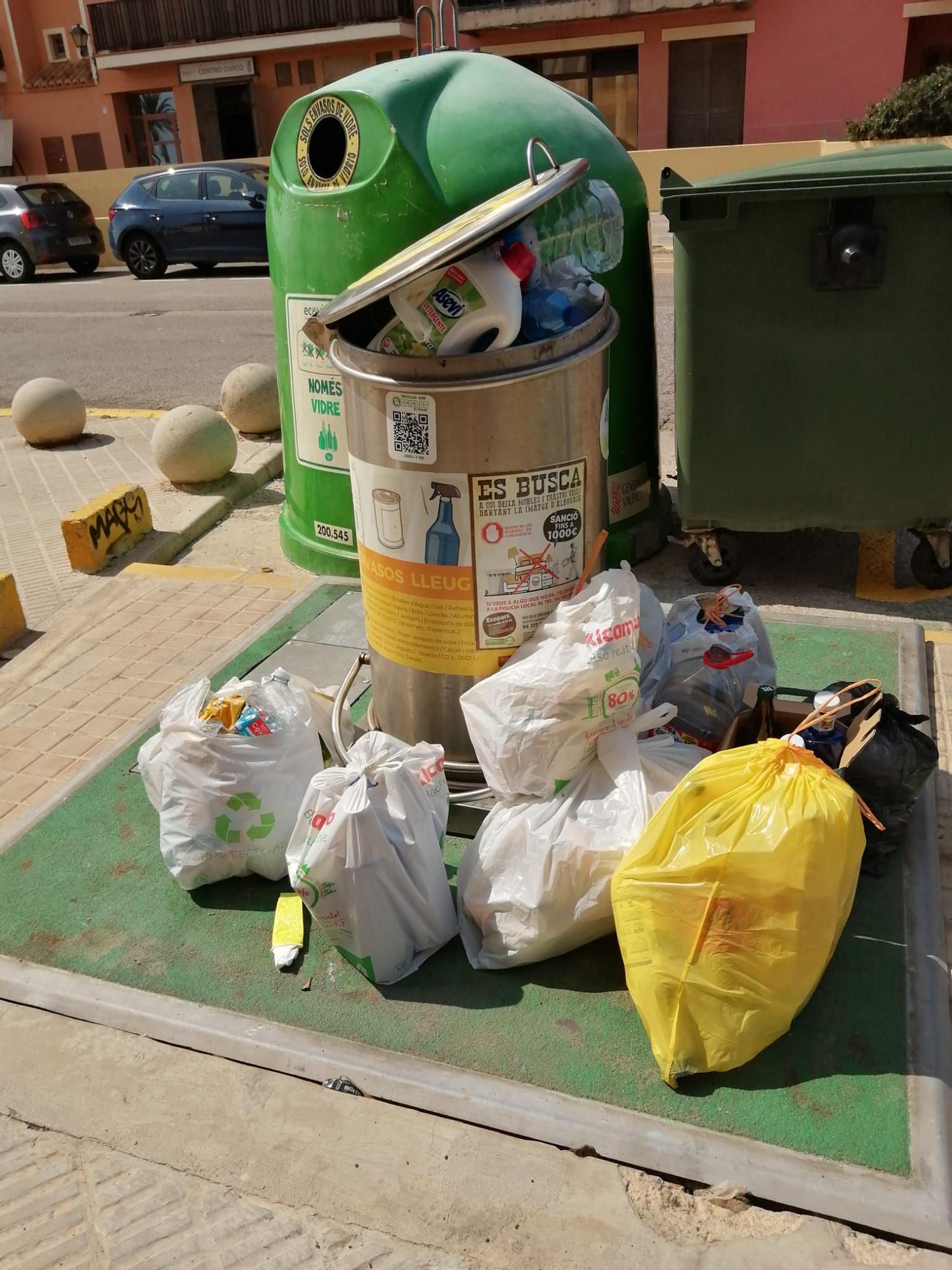 Los vecinos de Port Saplaya se quejan de la presencia de ratas por la acumulación de basura