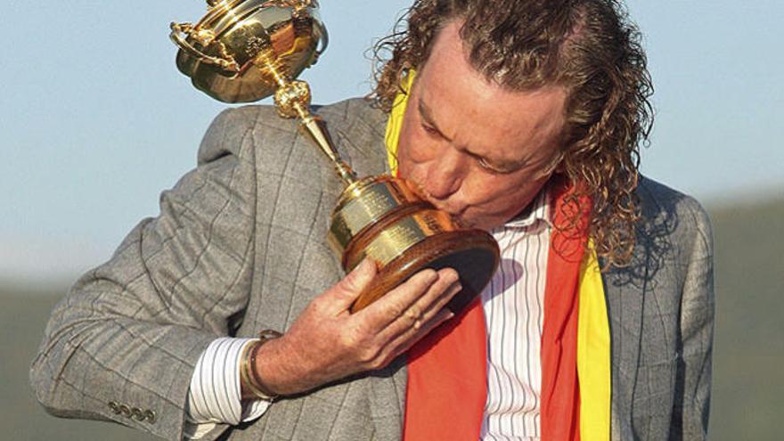 Miguel Ángel Jiménez besa el trofeo de la Ryder Cup en octubre de 2010, en el campo galés de Celtic Manor, en Newport (Reino Unido)