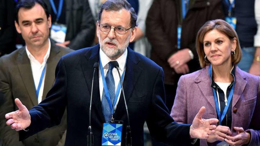 Mariano Rajoy, entre Fernando Martinez-Maillo y María Dolores de Cospedal. // Efe