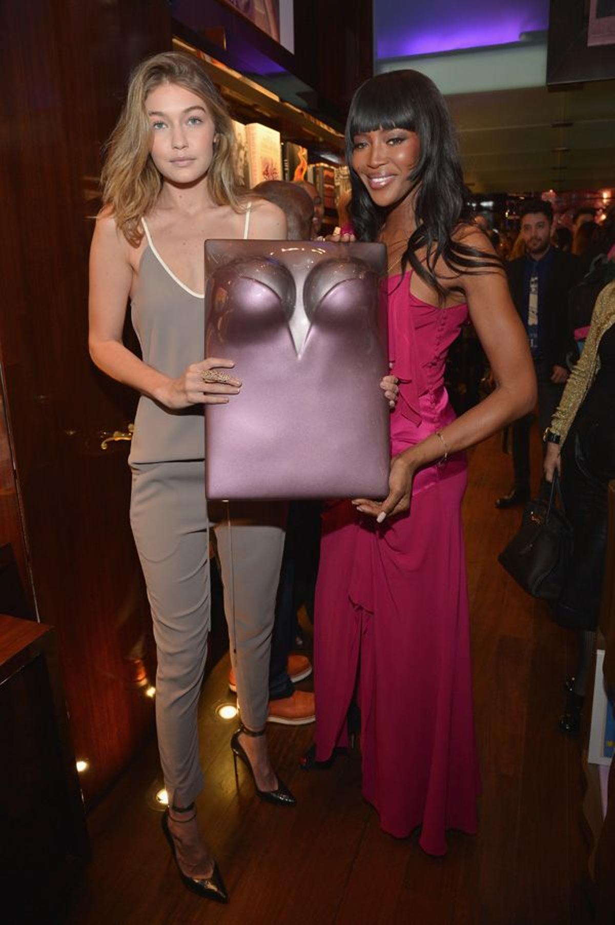 Gigi Hadid y Naomi Campbell junto al libro