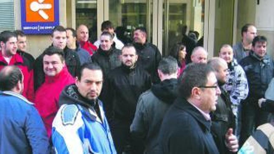 Trabajadores concentrados ayer en la Tenencia de Alcaldía de Lugones.