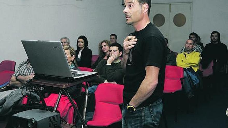 Fernando Manteiga, ayer , en la sala de conferencias de la Casa de Cultura.