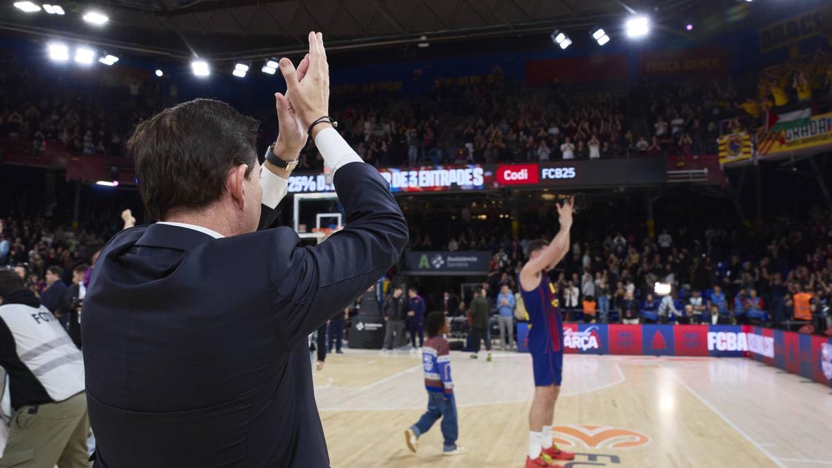 Pascual saluda a la afición tras la victoria ante Baskonia