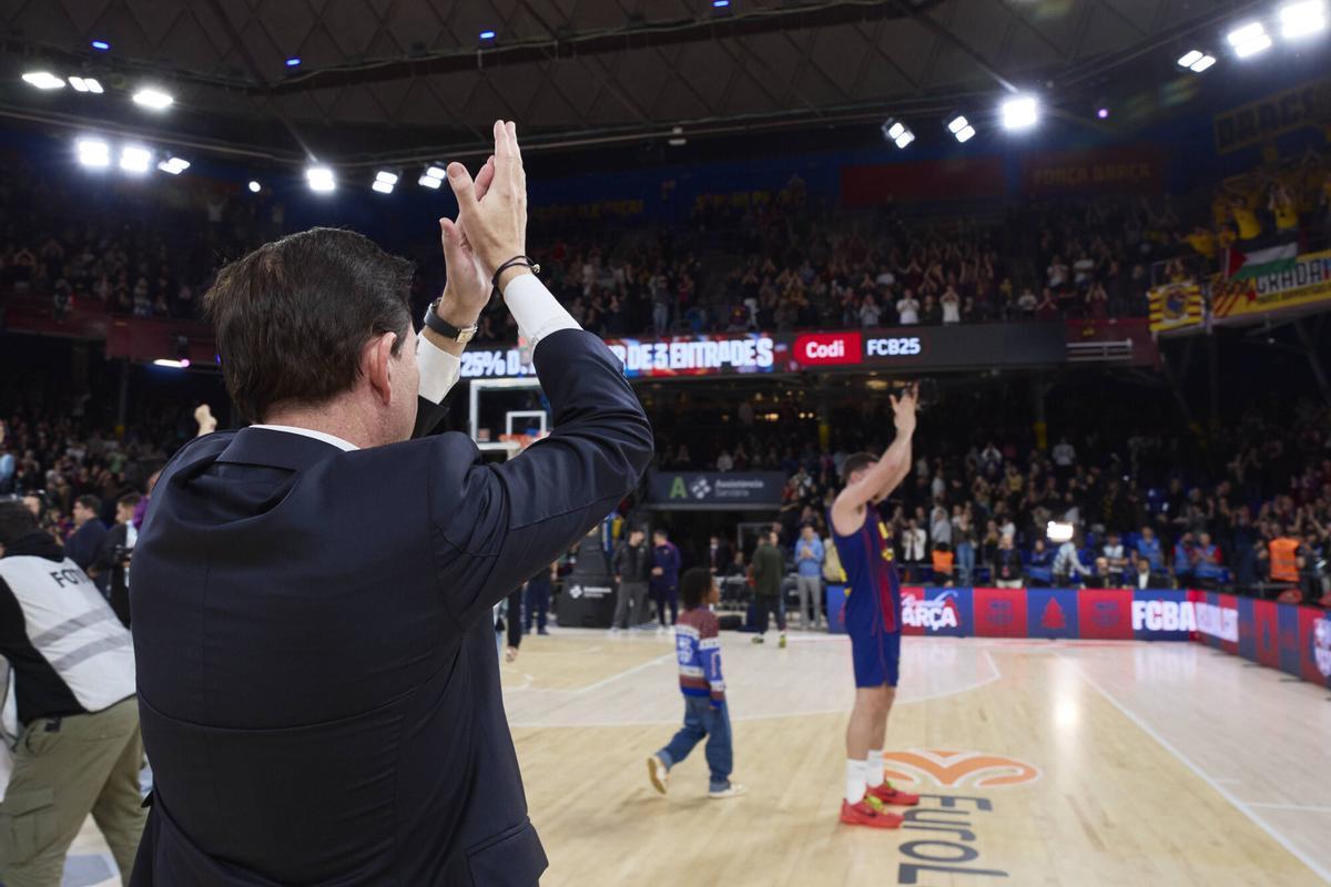 Xavi Pascual agradece a los aficionados del Palau Blaugrana su entusiasmo.