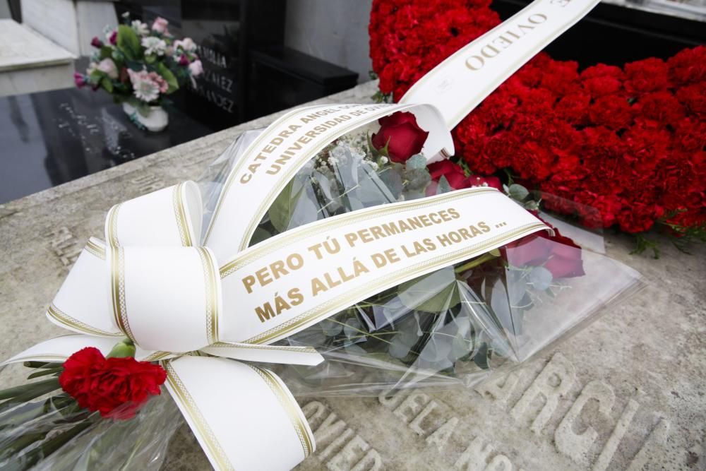 Ofrenda floral en el mausoleo de Ángel González