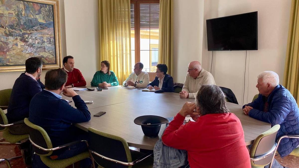 Reunión de la delegada con los alcaldes de Priego, Castil de Campos y Fuente Tójar y pedáneos de las aldeas.