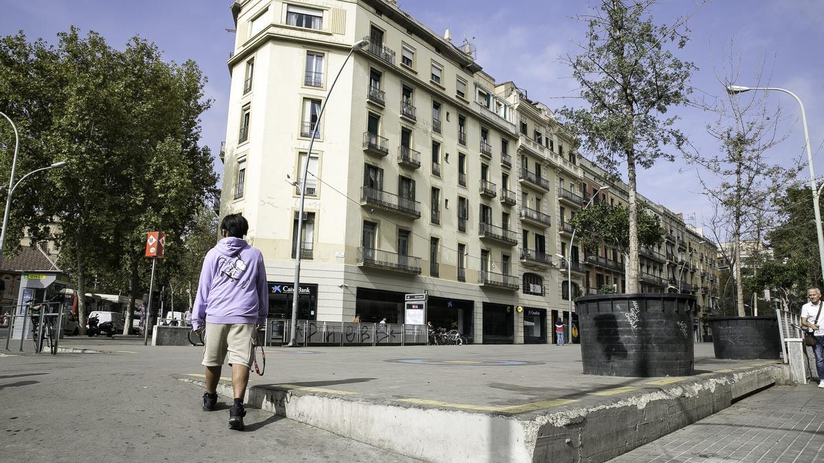 La losa de la carpa del desaparecido mercado provisional en la ronda Sant Antoni.