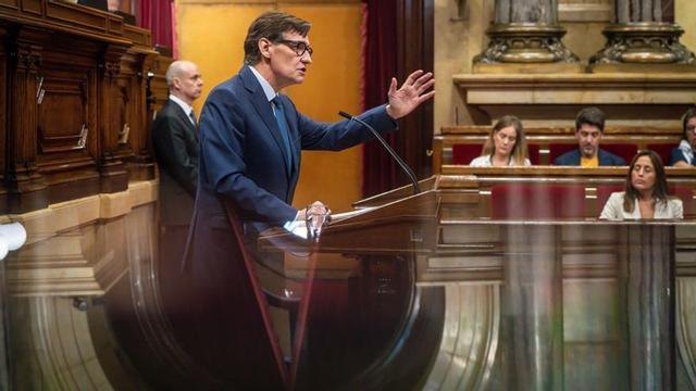 El president de la Generalitat, Salvador Illa, en el ple del Parlament. | MANU MITRU