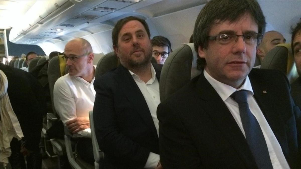Carles Puigdemont y Oriol Junqueras (detrás, el 'exconseller' Raul Romeva), en un viaje a Bruselas para dar una conferencia en enero del 2017
