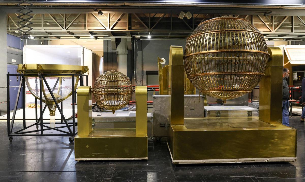 Los bombos y el resto de elementos llegan al Teatro Real de Madrid para el Sorteo Extraordinario de Navidad del próximo 22 de diciembre, a 13 de diciembre de 2024, en Madrid (España). Ya está preparado el Teatro Real para celebrar el Sorteo Extraordinario