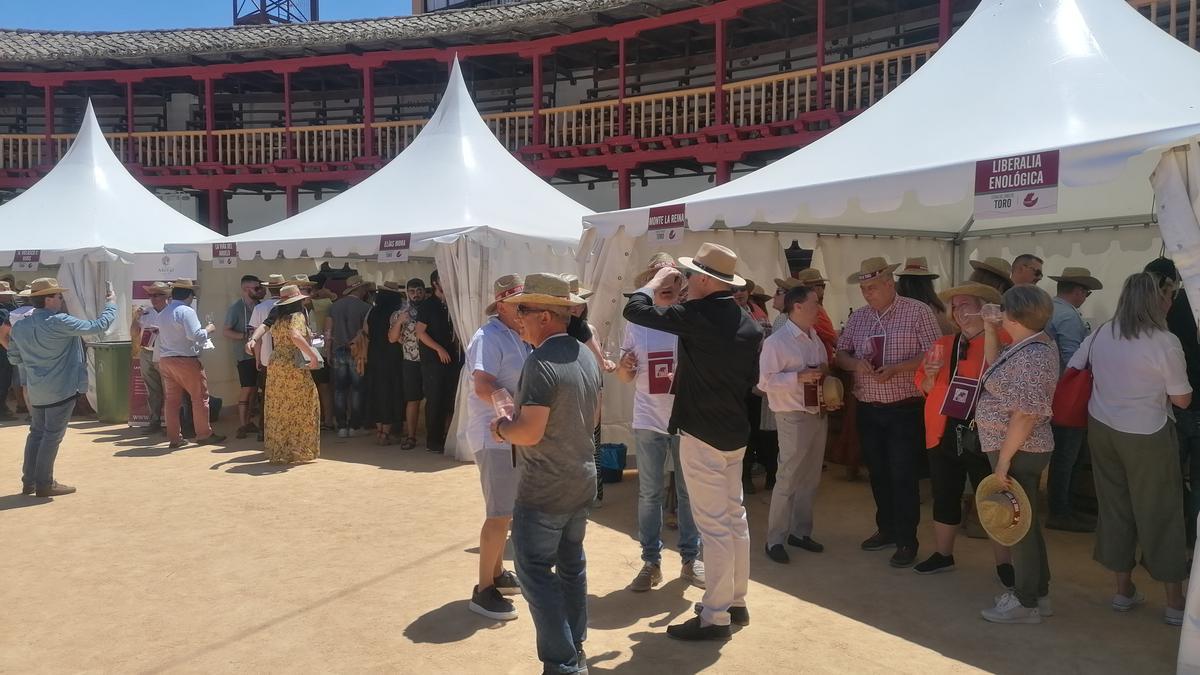 Visitantes recorren los puestos de las bodegas en la Feria del pasado año