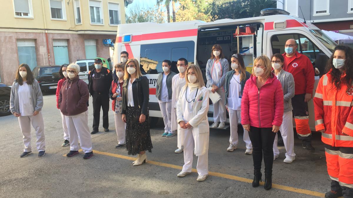 La alcaldesa Irene Navarro y la concejala de Sanidad con los participantes en el dispositivo.