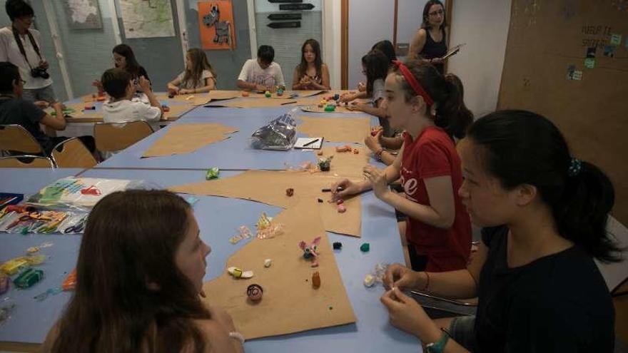 Un numeroso grupo de niños participa en el taller de la biblioteca.