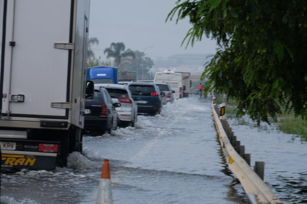 El agua rebosa en la N-332 a la altura de Guardamar