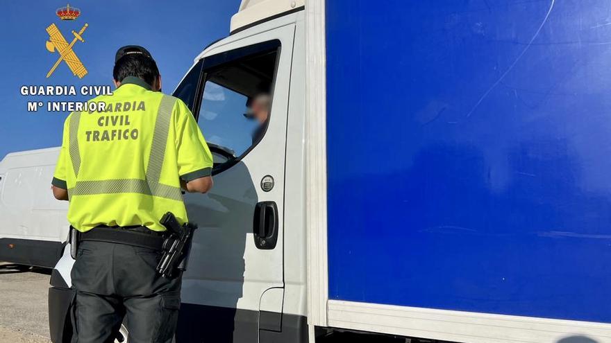 Furgón interceptado por la Guardia Civil.