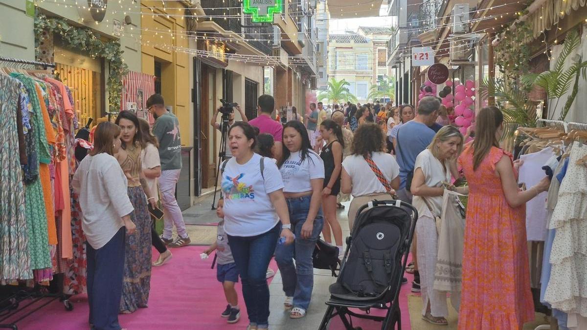 Las calles comerciales de Cabra se llenaron de público en la noche de compras
