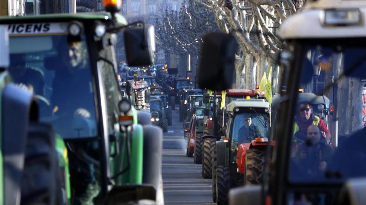 Tractores circulando por la rambla Ferran de Lleida en la movilización por la mejora del sector agrario