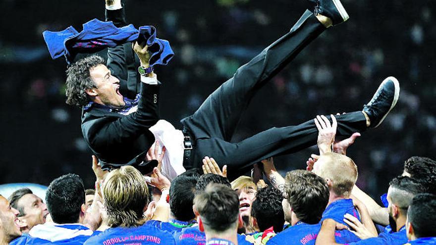 Luis Enrique, manteado por sus jugadores tras ganar la Liga de Campeones.