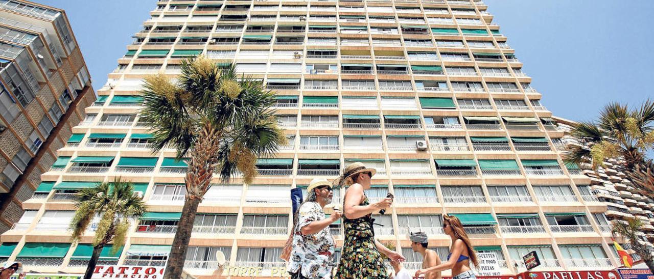 Un bloque de viviendas en primera línea de la playa de Levante de Benidorm, una de las zonas más turísticas de la ciudad de los rascacielos.