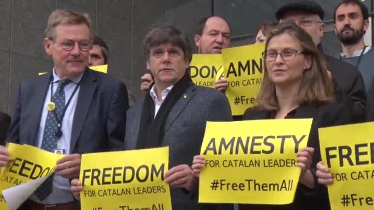 protesta de eurodiputados con carles puigdemont y exconsellers delante de la eurocamara por la sentencia del supremo