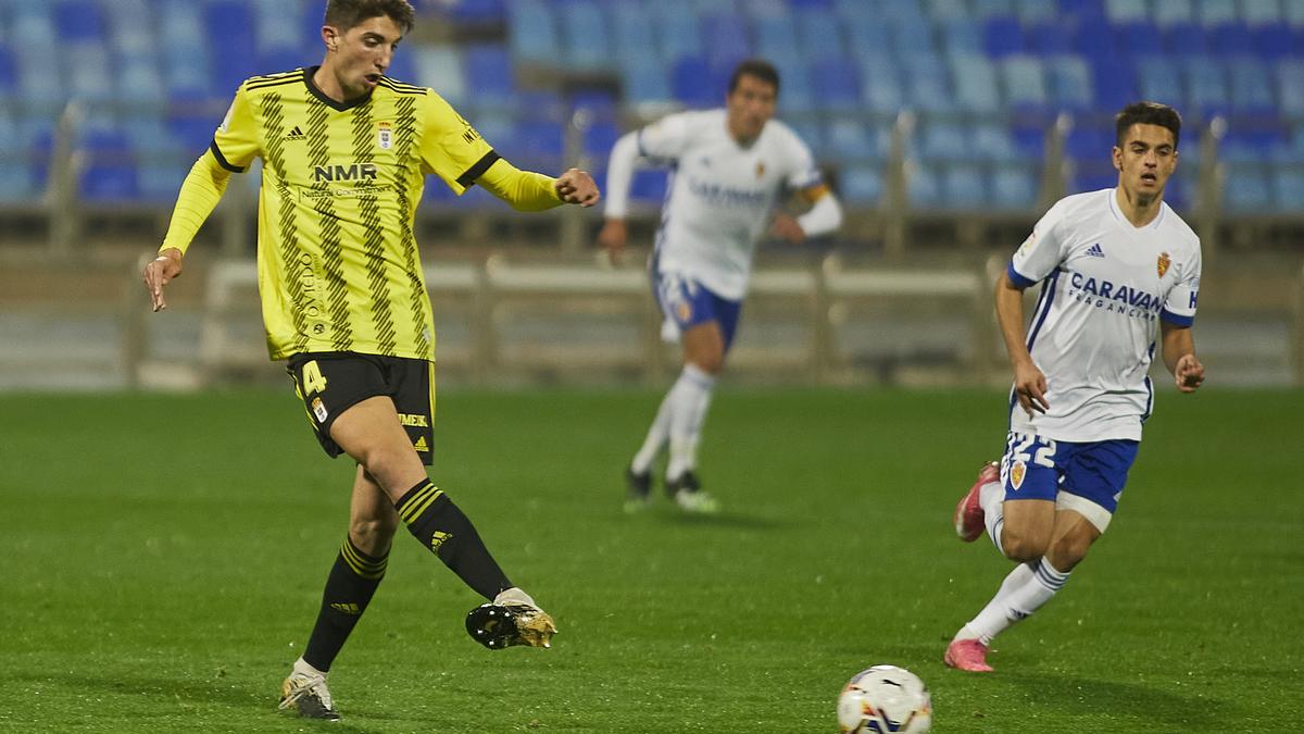 Edgar González da un pase ante Sergio Bermejo en el último choque entre el Real Zaragoza y el Real Oviedo disputado en La Romareda.