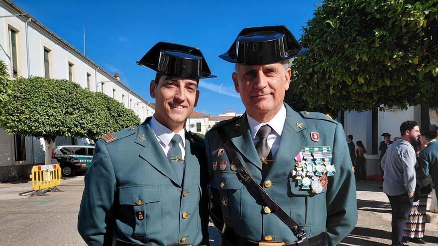 David García recibe la Cruz al Mérito impuesta por su padre: "Me he criado en esta Comandancia y ha sido un sueño vestir este uniforme"