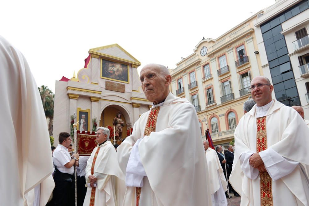 Málaga celebra el Corpus Christi en domingo y pese a las nubes que poco a poco ocupan los cielos, se palpa la alegría de vivir del arranque del verano