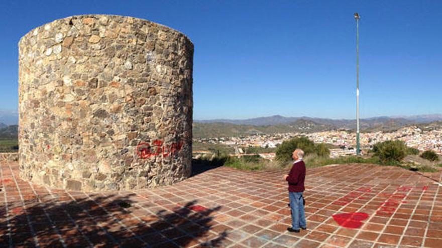 El presidente vecinal, delante de la torre que da nombre al barrio y para la que pide una reforma, así como el arreglo del mirador y el parque.