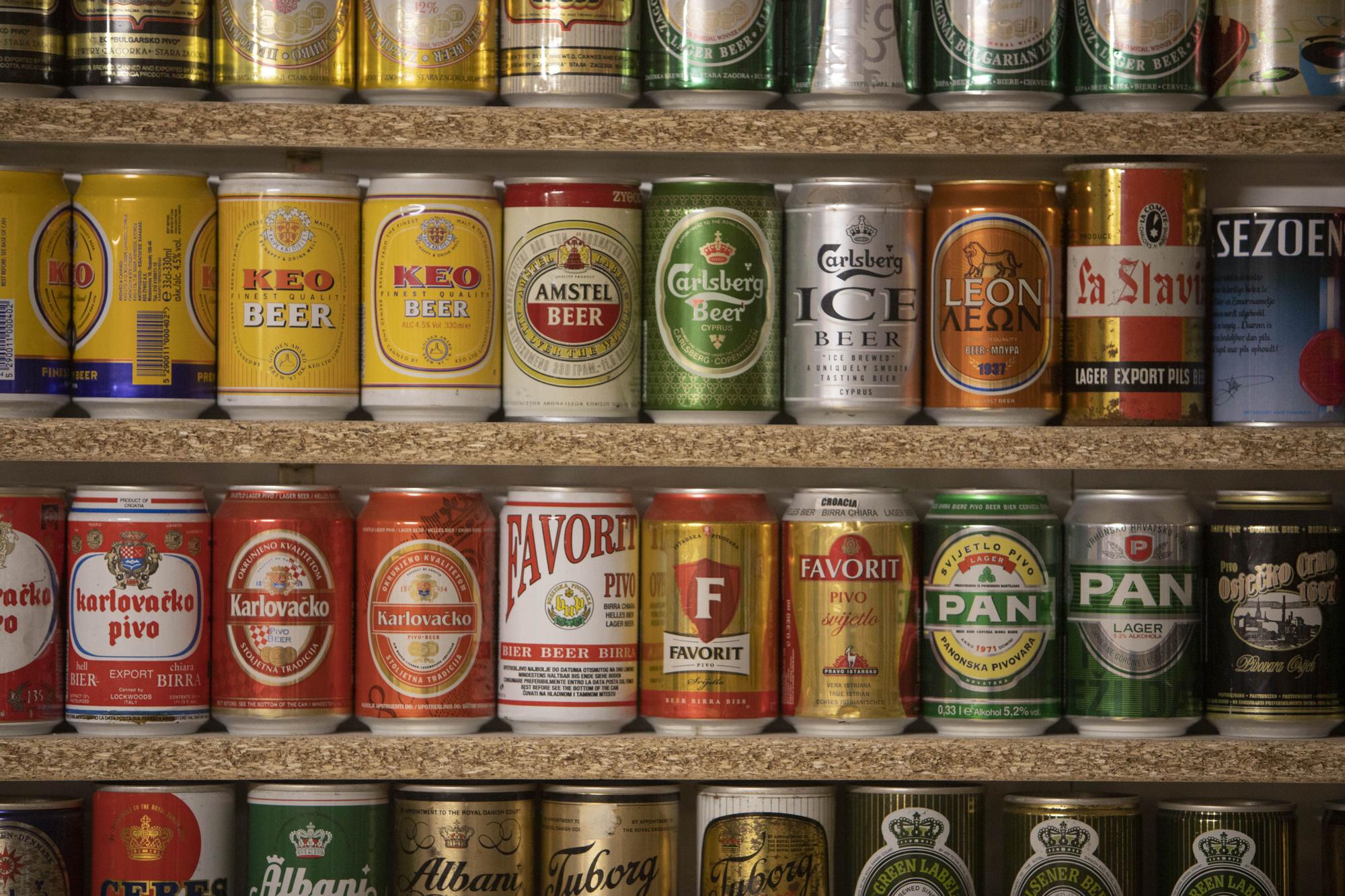 David Fortea atesora en Quesa la mayor colección de latas de cerveza de España