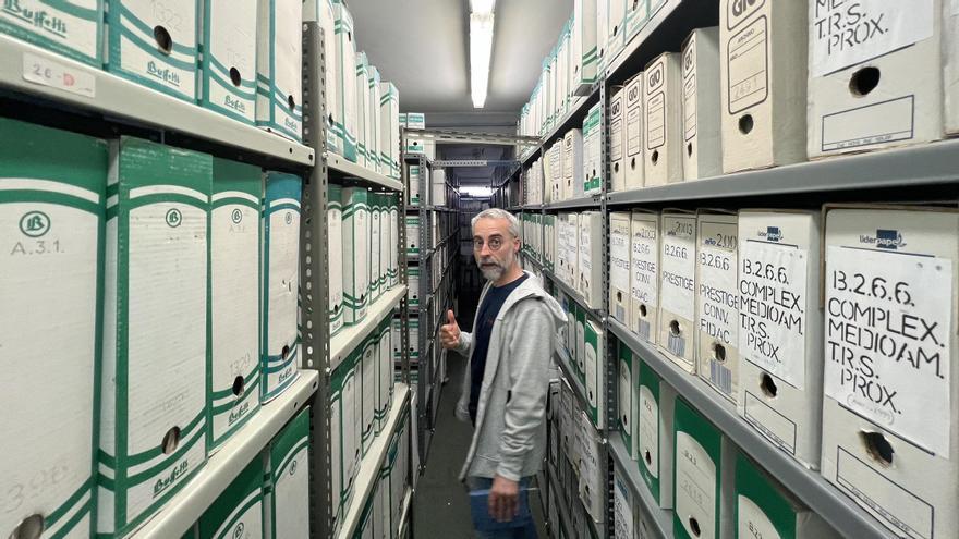 El concejal de Urbanismo e Medio Ambiente, Antón Iglesias, ayer en el archivo municipal.