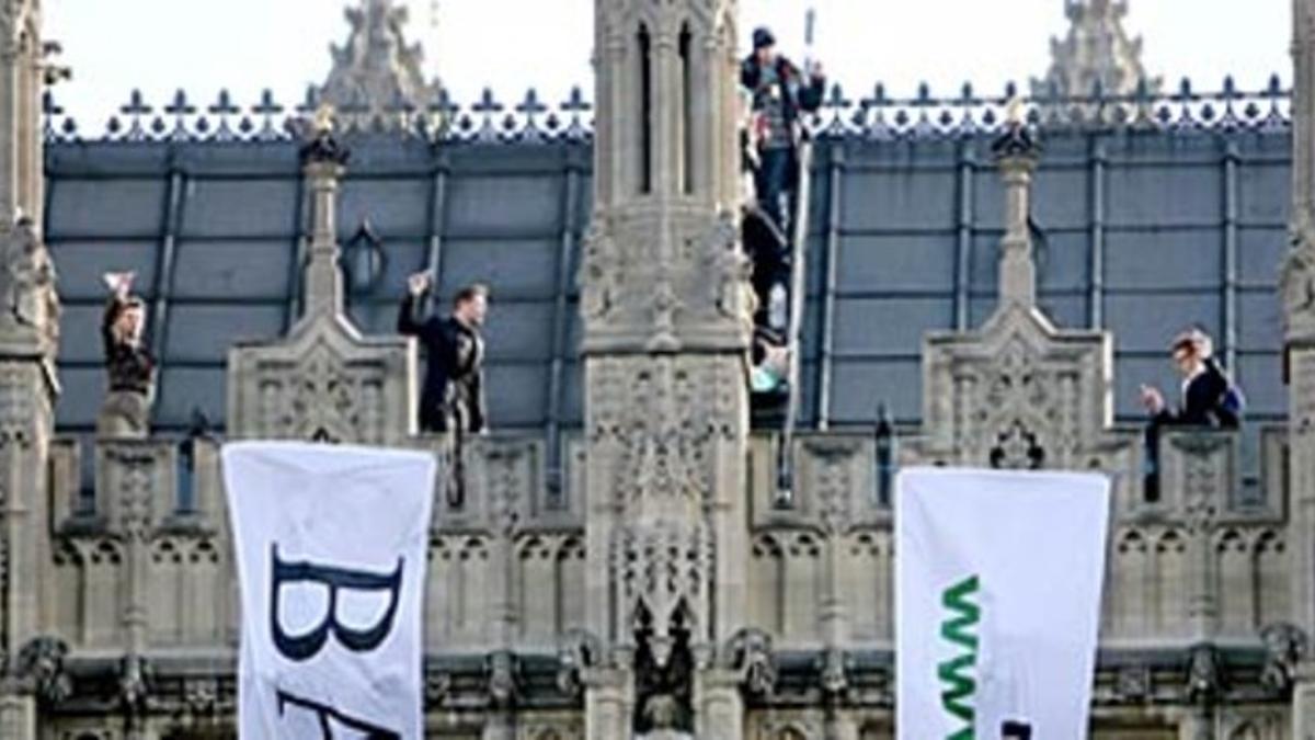 Los activistas, en el tejado del palacio de Westminster.