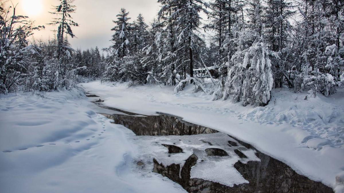 Río Yakut en Oymyakon, Rusia