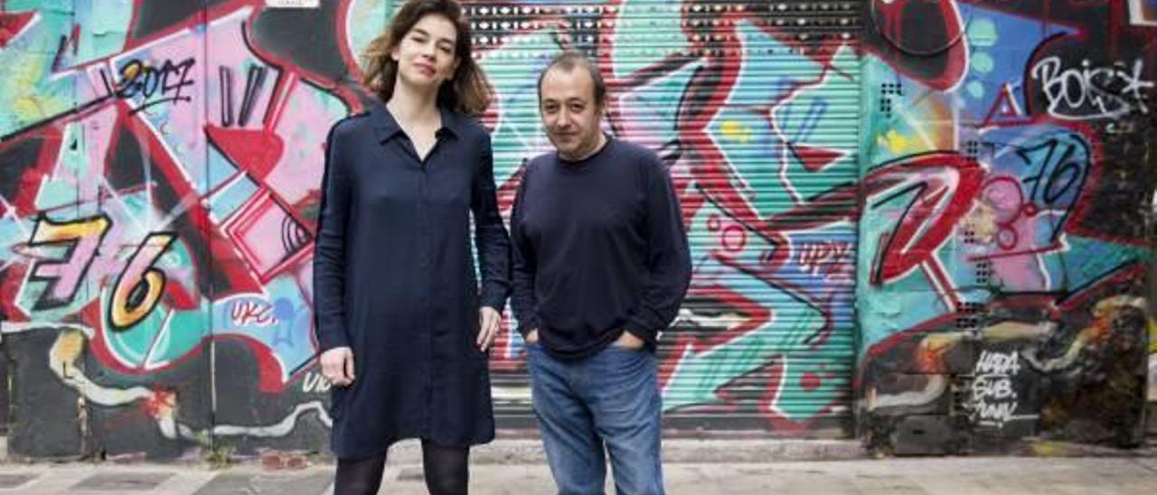 Isabelle Stoffel y Sigfrid Monleón en el barrio del Mercat de València, donde el 27 de abril estrenarán su adaptación de «Grounded», de George Brant.