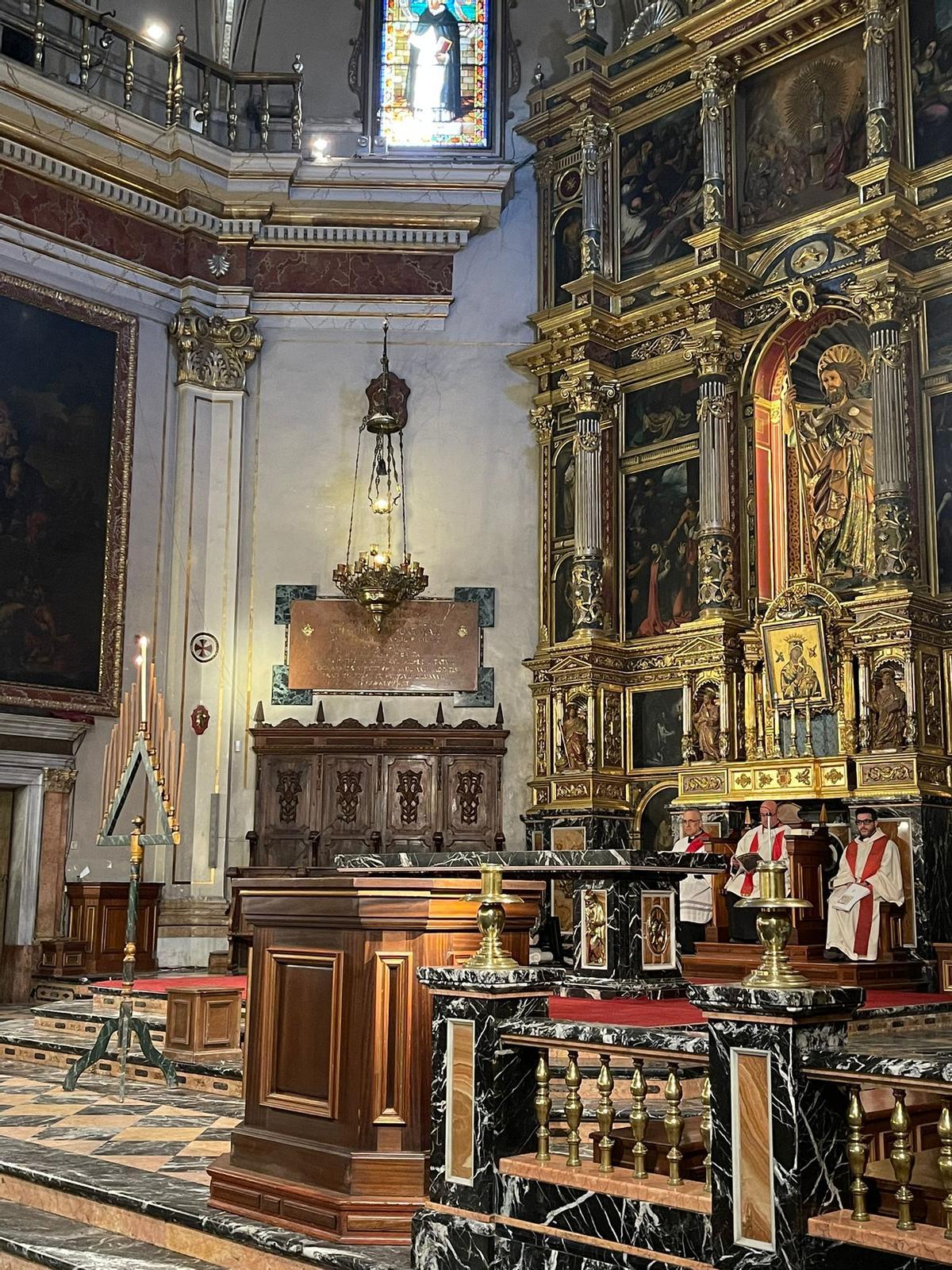 El cirio 'Maria sola' brilla encendido en la cúspide del tenebrario durante el Oficio de Tinieblas recuperado en Algemesí