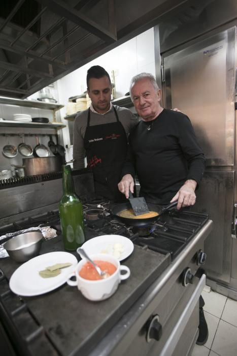 Victor Manuel graba un programa de cocina en Oviedo