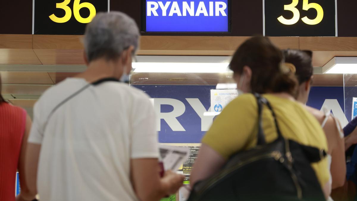Pasajeros frente a un mostrador de Ryanair, en una imagen de archivo.