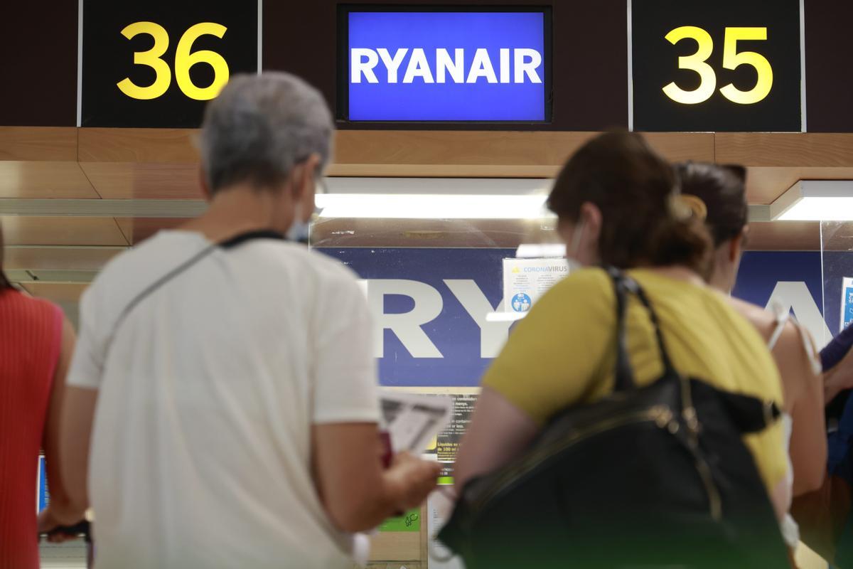 Pasajeros frente a un mostrador de Ryanair, en una imagen de archivo.