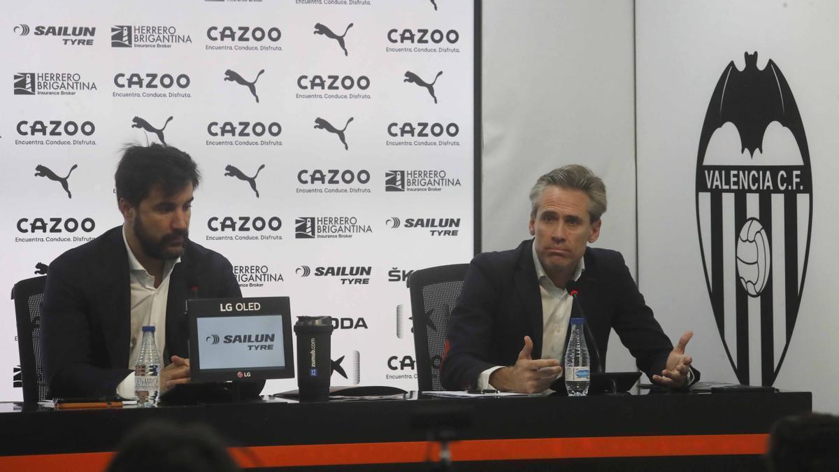 Javier Solís junto a Miguel Ángel Corona durante una rueda de prensa