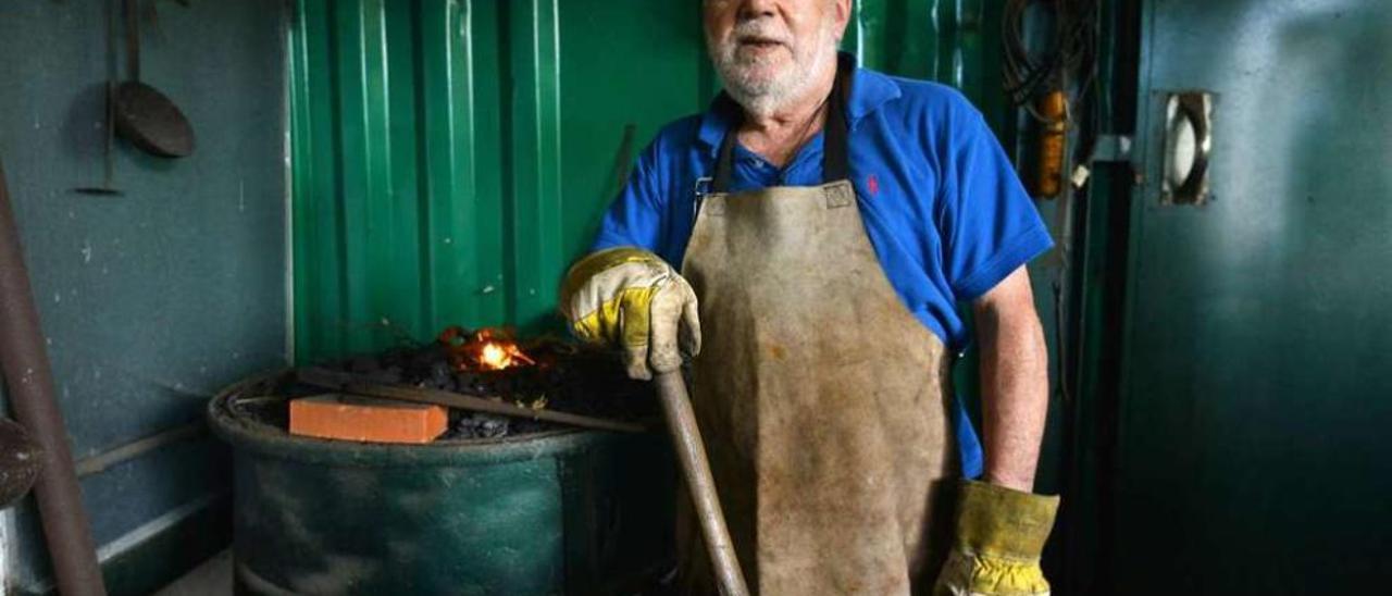 El cirujano pediátrico y artista Alberto Rodríguez Costa en su fragua. // Gustavo Santos