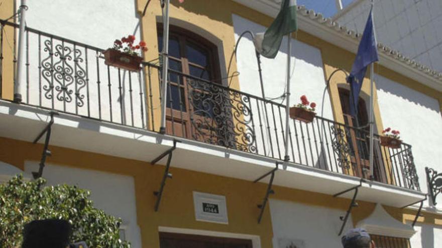 El Ayuntamiento de Estepona, custodiado por la Policía en 2008.