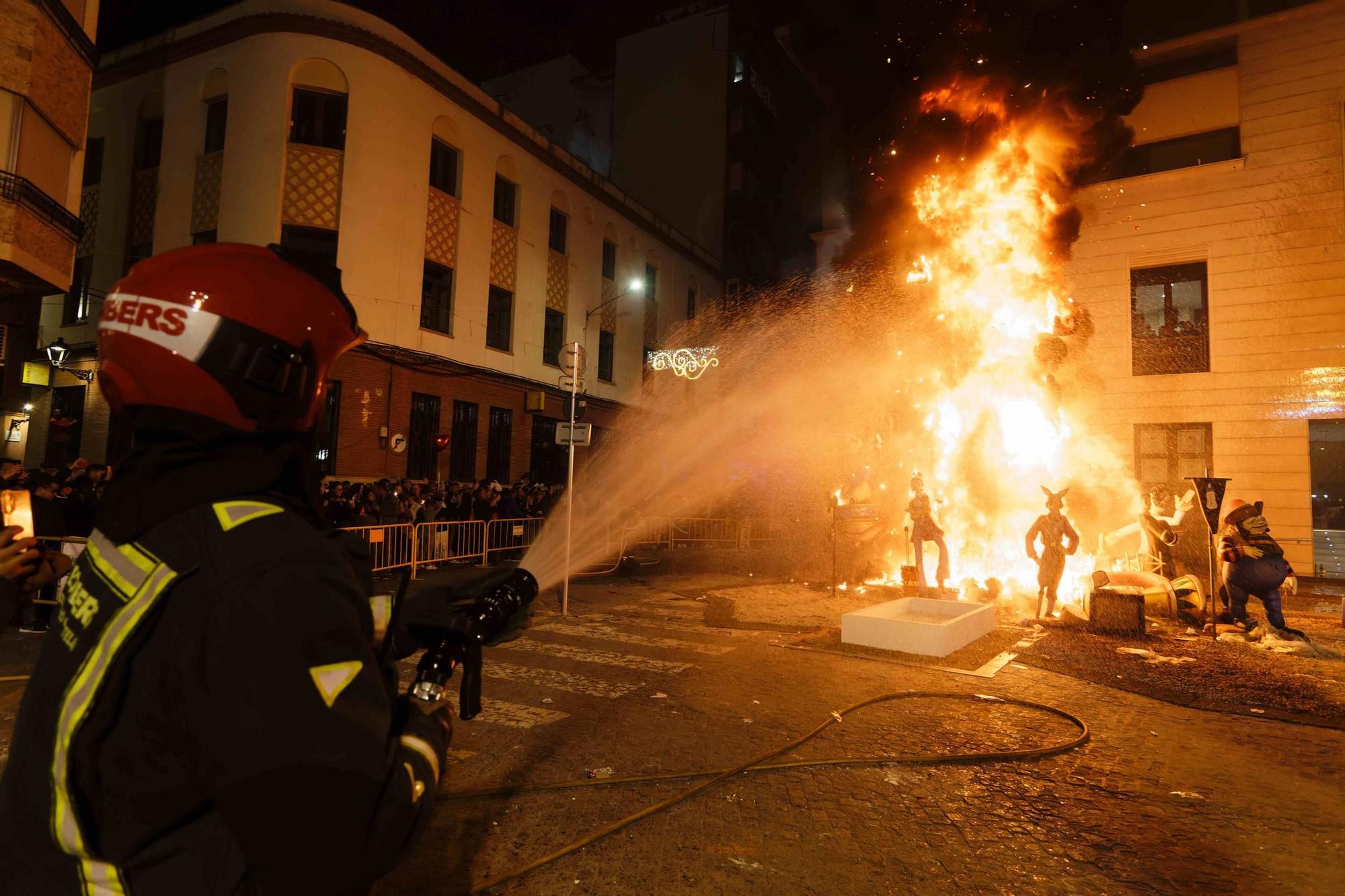 Galería de fotos de la 'cremà' de las Fallas de Burriana 2024