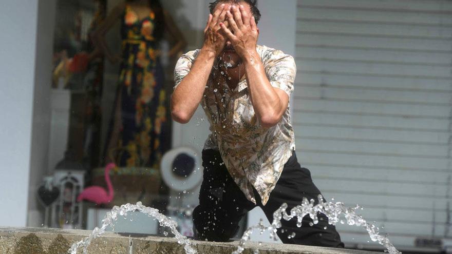 Un hombre se refresca en una fuente en Córdoba, el pasado fin de semana.
