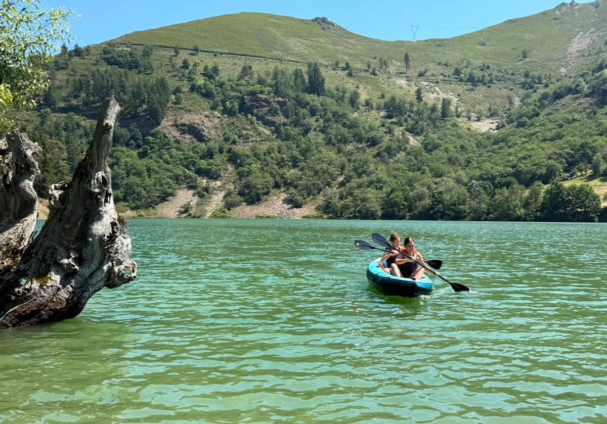 Una pareja navegando en kayak por el embalse.